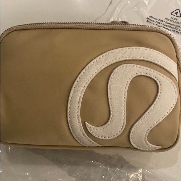 *LAST ONE*    LULULEMON  1 LITER TRENCH & WHITE LOGO BELT BAG W/ METAL BUCKLE - Picture 12 of 16